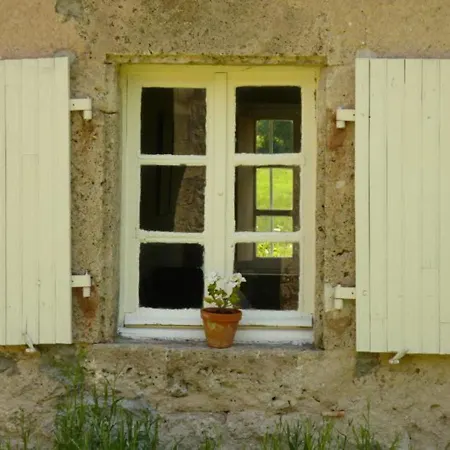 Charmante Avec Jardin Au Chateau De Vesset - Fr-1-489-64 Tréteau