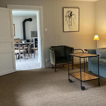 Charmante Avec Jardin Au Chateau De Vesset - Fr-1-489-64 Treteau