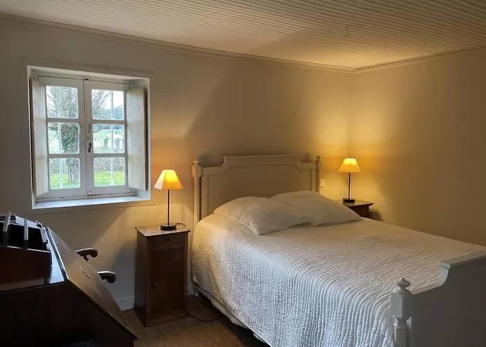 Charmante Avec Jardin Au Chateau De Vesset - Fr-1-489-64 Дом отдыха *