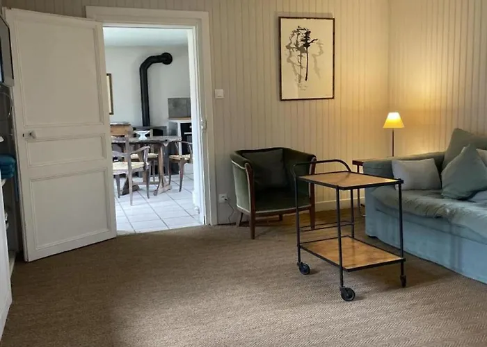 Charmante Avec Jardin Au Chateau De Vesset - Fr-1-489-64 Treteau